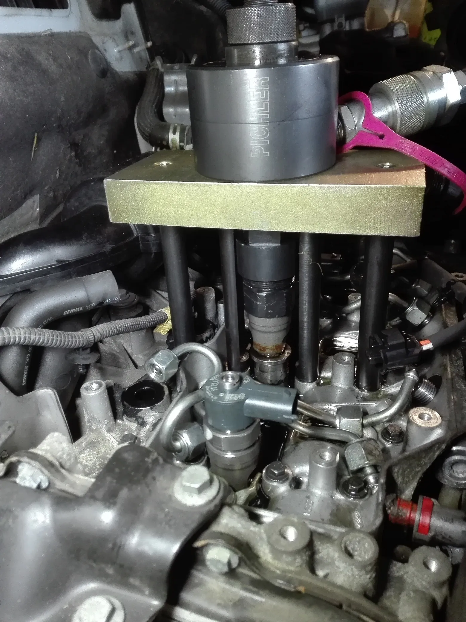 Porlasztó kiszerelés – Opel Vivaro 2.0